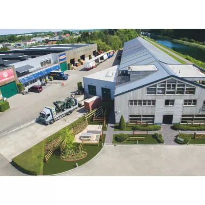Un bâtiment avec des bureaux et un entrepôt