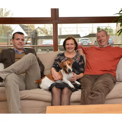 Trois personnes et un chien