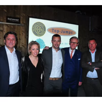 Cinq personnes souriantes