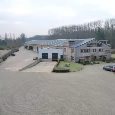 Un bâtiment avec des bureaux et un entrepôt