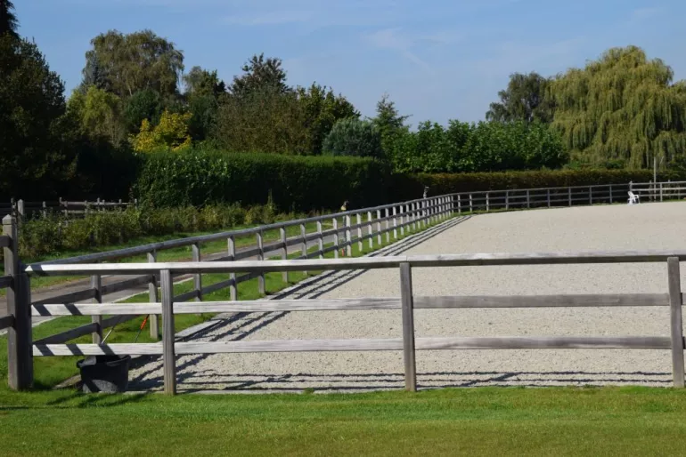 Clôture en bois pour manèges avec deux lisses et une lisse supérieure continue