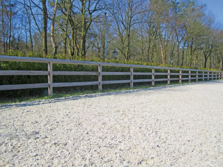 Clôture en bois pour un manège avec deux lisses et une lisse supérieure continue