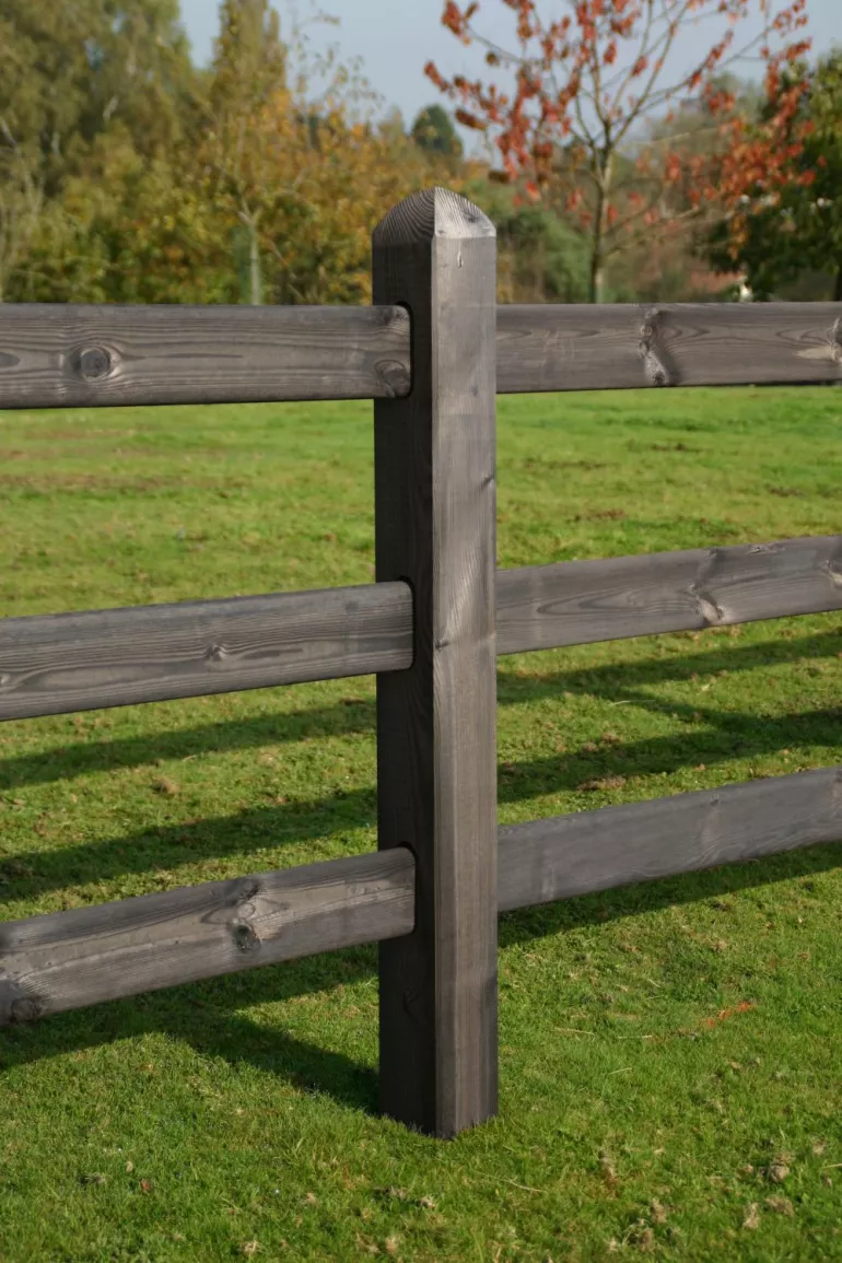 Ein schwarzer, quadratischer Holzpfosten mit 3 Schienenbrettern, die durch den Pfosten gleiten