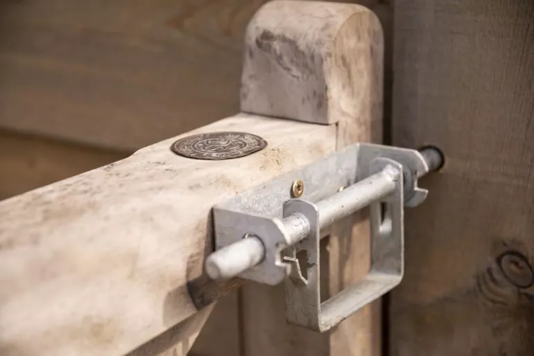 A close up to the closing fittings of a wooden field gate