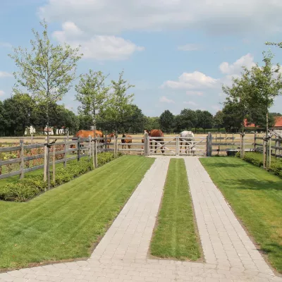 Doppeltes Feldtor aus Holz am Holzzaun befestigt