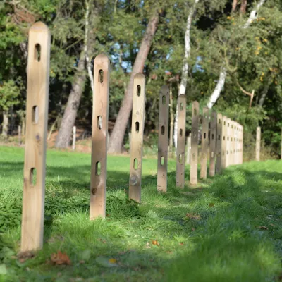 Poteaux carrés en bois avec trois trous pour les étagères