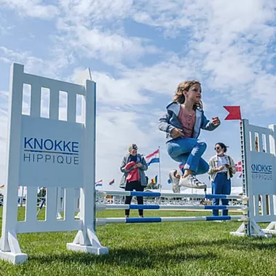 Une fille sautant d'un obstacle
