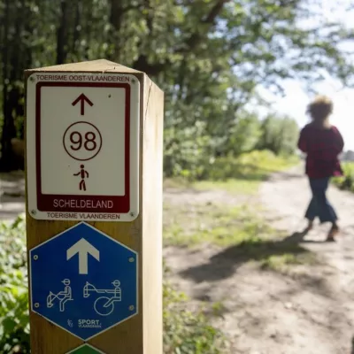 Houten paal aan wandelpad FR