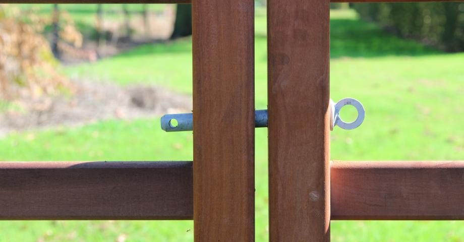 Anti-diefstal poortgrendel tussen 2 houten poorten